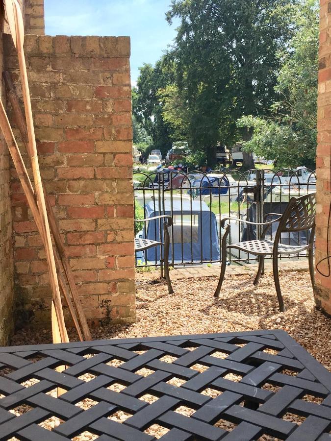 River Courtyard Apartment In The Heart Of Stneots Saint Neots Exterior foto
